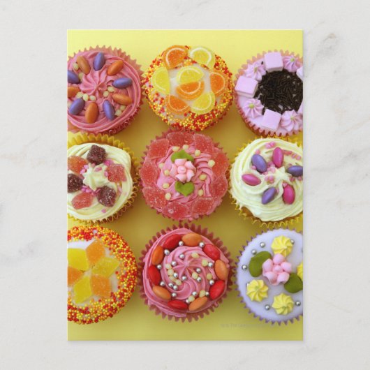 Negen cupcakes, elk versierd met snoep in een briefkaart (Voorkant)