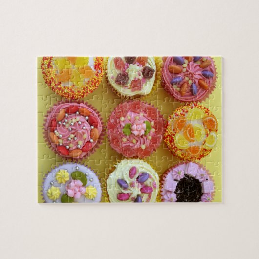 Negen cupcakes, elk versierd met snoep in een legpuzzel (Horizontaal)