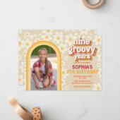 Negen groovy jaren 9e verjaardag foto uitnodiging  (Voorkant / Achterkant in situ)