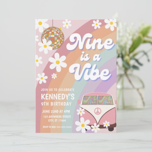 Negen is een vibe 9e verjaardag uitnodiging groovy (Staand voorkant)