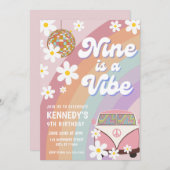 Negen is een vibe 9e verjaardag uitnodiging groovy (Voorkant / Achterkant)