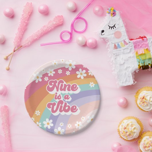 Negen is een Vibe Retro Rainbow 9e verjaardag Papieren Bordje (Feest)