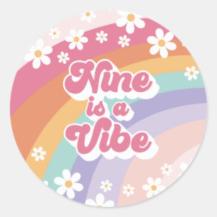 Negen is een Vibe Retro Rainbow 9e verjaardag Ronde Sticker