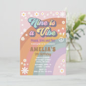 Negen is een vibe verjaardag uitnodiging (Staand voorkant)