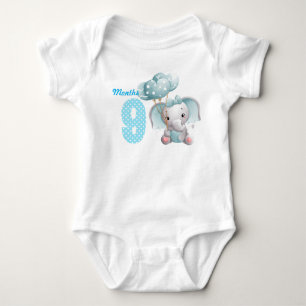 Negen maanden baby carrosserie romper