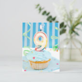 Negende verjaardagskaarsen op berijpte cake in briefkaart (Staand voorkant)
