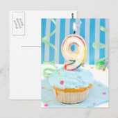 Negende verjaardagskaarsen op berijpte cake in briefkaart (Voorkant / Achterkant)
