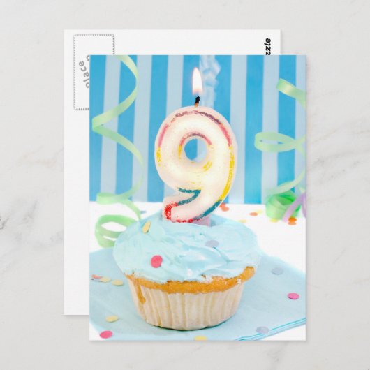 Negende verjaardagskaarsen op berijpte cake in briefkaart (Voorkant / Achterkant)