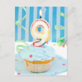 Negende verjaardagskaarsen op berijpte cake in briefkaart (Voorkant)