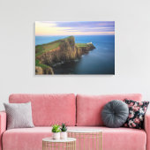 Neist point vuurtoren op Skye bij zonsondergang Canvas Afdruk (Insitu (Woonkamer))