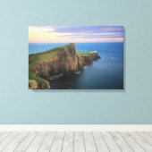 Neist point vuurtoren op Skye bij zonsondergang Canvas Afdruk (Insitu (Houten vloer))