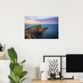 Neist Point vuurtoren op Skye bij zonsondergang Poster (Thuiskantoor)