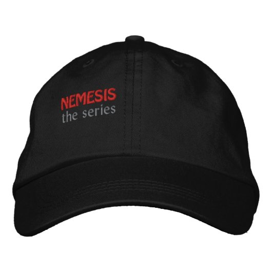 NEMESIS, de serie Geborduurde Pet (Voorkant)