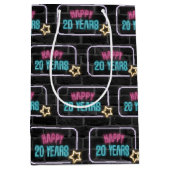 Neon 20th Birthday Sign On Brick Medium Cadeauzakje (Voorkant)