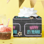 Neon 21st Birthday Marquee op Brick Wrapping Paper Cadeaupapier<br><div class="desc">Het gloeiende neonteken met een ster op de donkere muur van de stad voor 21 jaar.</div>