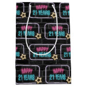 Neon 21st Birthday Sign On Brick Medium Cadeauzakje (Voorkant)