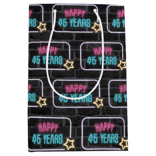Neon 45e verjaardag teken op baksteen Medium gesch Medium Cadeauzakje (Voorkant)