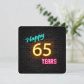 Neon 65th Verjaardag Teken gloeien op baksteen Kaart (Staand voorkant)