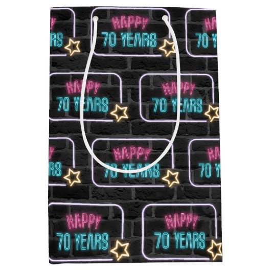 Neon 70e verjaardag teken op baksteen Medium gesch Medium Cadeauzakje (Voorkant)