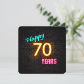 Neon 70th Verjaardag Teken gloeien op baksteen Kaart (Staand voorkant)