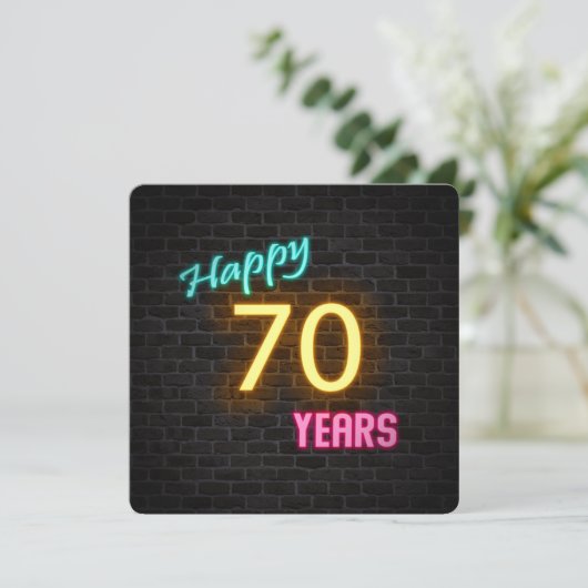 Neon 70th Verjaardag Teken gloeien op baksteen Kaart (Staand voorkant)