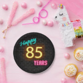 Neon 85-teken op bakstenen muur papieren bordje (Feest)
