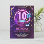 Neon Basketbal Verjaardag Uitnodiging (Staand voorkant)