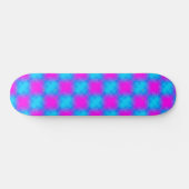Neon blauw & roze geruit patroon persoonlijk skateboard (Horizontaal)