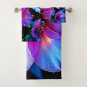 Neon Bloom Bloem Magische Gloeiend Ontwerp Bad Handdoek (Insitu)
