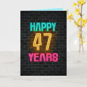 Neon bord op baksteen voor 47e verjaardag kaart (Gele Bloem)