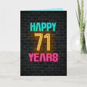 Neon bord op baksteen voor 71ste verjaardag kaart