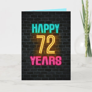 Neon bord op een bakstenen muur voor 72ste verjaar kaart