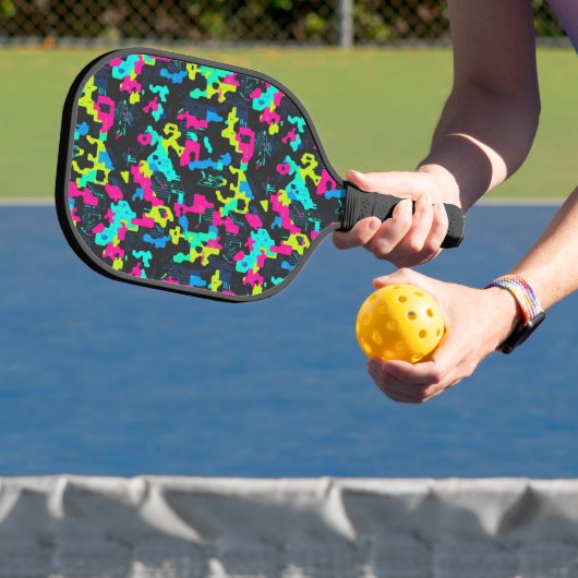 Neon Camouflagepatroon Pickleball Paddle (Insitu)