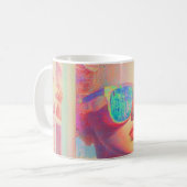 Neon Coastal Beauty met zonnebril Koffiemok (Voorkant links)