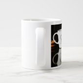 Neon Coffee Vibes | Gloeiende Typografie Zwarte Mo Grote Koffiekop (Achterkant)