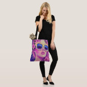 Neon Dream Girl met een bloemenzonnebril Tote Bag (Op model)