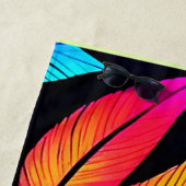 Neon Feather Pattern Vibrant Art Strandlaken (In situ)