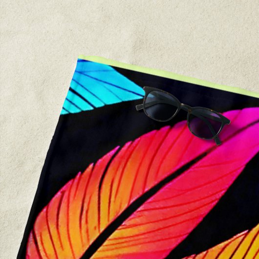 Neon Feather Pattern Vibrant Art Strandlaken (In situ)