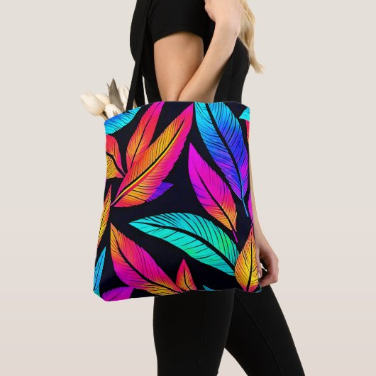 Neon Feather Pattern Vibrant Art Tote Bag (Dichtbij)