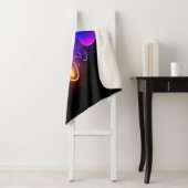 Neon Firefly op zwart Sherpa Deken (In situ)