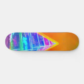Neon Futuristic hologram Pyramide in Moderne Stad Persoonlijk Skateboard (Horizontaal)