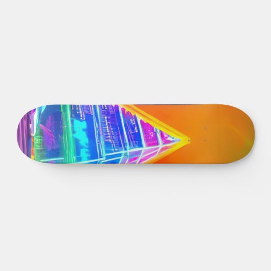 Neon Futuristic hologram Pyramide in Moderne Stad Persoonlijk Skateboard (Horizontaal)