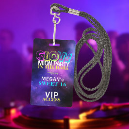 Neon gloed VIP toegang Sweet 16 verjaardagsuitnodi Badge