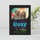 Neon Glow Cosy Vibes Only Kerstfoto Feestdagenkaart (Staand voorkant)