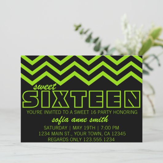 Neon Green en Black Chevron Sweet 16 Uitnodiging (Staand voorkant)