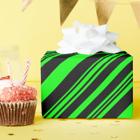 Neon Green en Black Stripes Cadeaupapier (Verjaardagsfeest)
