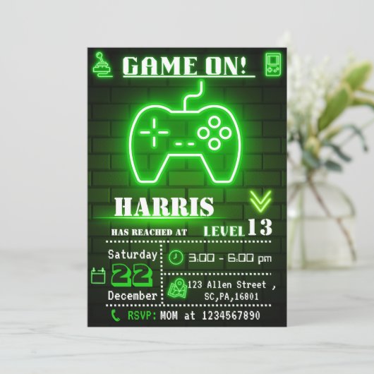 Neon Green Gamer Birthday Party Invitation Kaart (Staand voorkant)