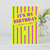 Neon groen geel paarse verjaardagsfeestje Uitnodig Kaart (Staand voorkant)