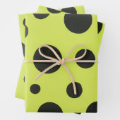 Neon Groen met Zwarte Polka Dots Waterverf Inpakpapier Vel (In situ)