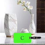 Neon Groen Monogram Initiaal Gift Aangepaste Naam  Bagagelabel<br><div class="desc">Monogrammed initiaal en ook persoonlijke details zoals naam,  adres,  telefoonaantal en e-mail allen die u kunt uitgeven. Ontworpen met aantrekkelijke effen groene neonkleurachtergrond,  kunt u de kleur desgewenst wijzigen. Cool reiscadeauidee voor hem of haar.</div>